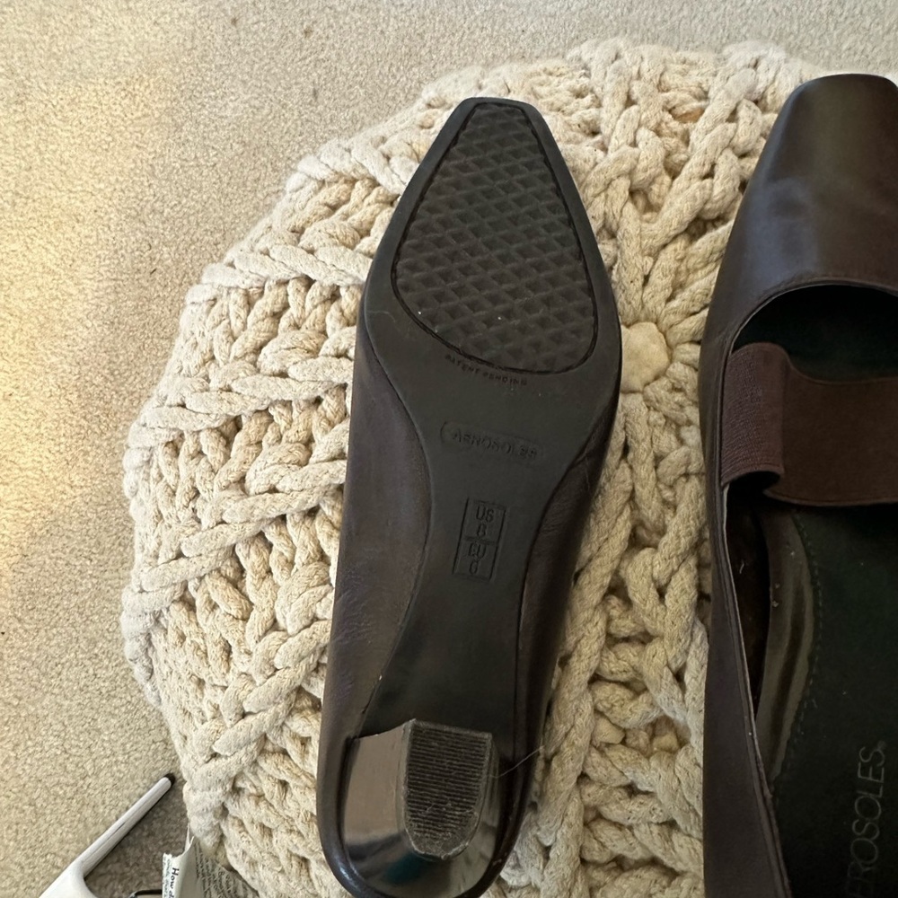 Aerosoles Size 8 leather upper Sonic Wave heels. Stretch strap across instep